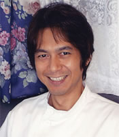勝田整体治療院の院長でもある勝田研司が考案した「勝田式イヤーシェイパー」